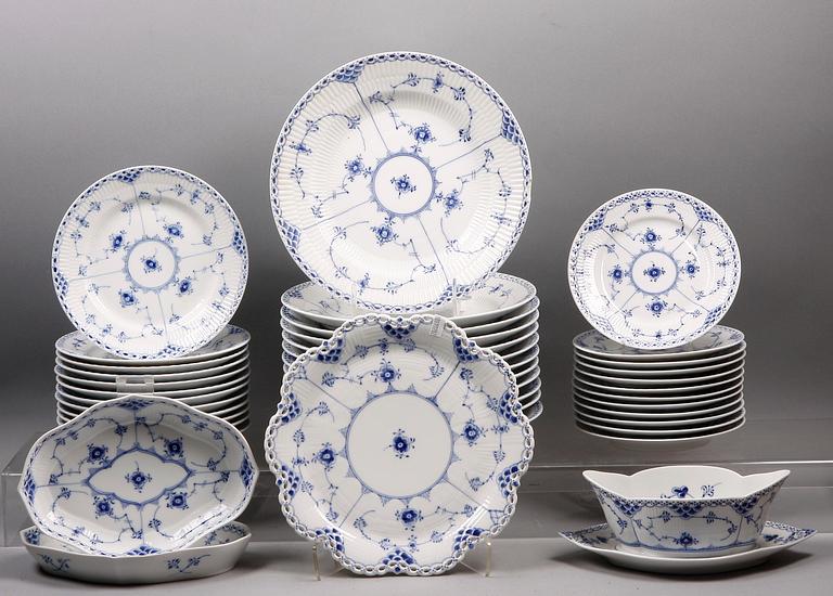 MAT- OCH KAFFESERVIS, 64 delar, porslin, "Musselmalet", Royal copenhagen.