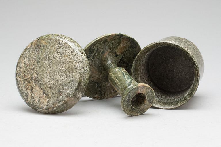 LJUSSTAKAR samt TOBAKSBURK, Kolmårdsmarmor, 1800-tal.