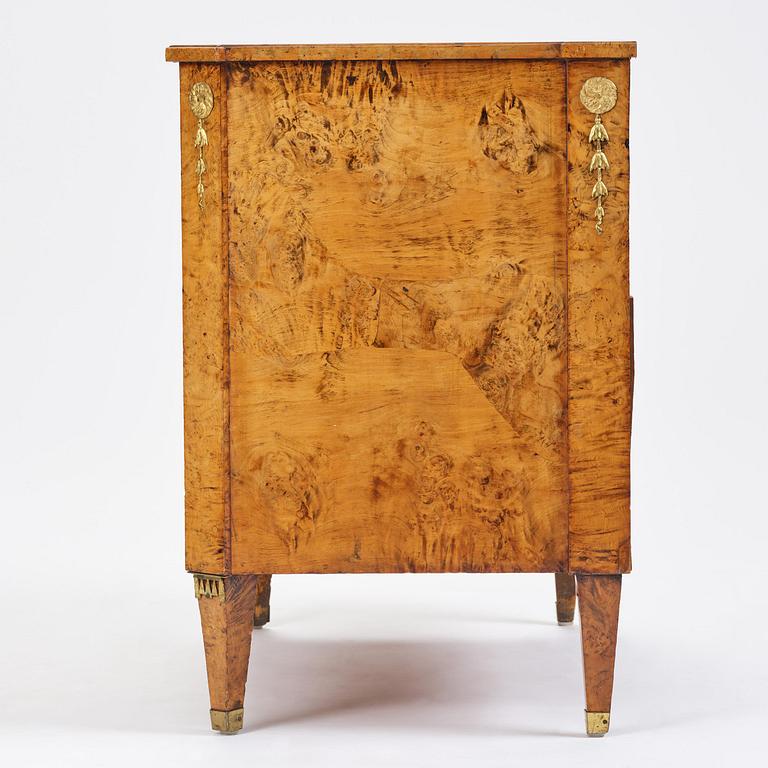 A late Gustavian burr-alder commode, early 19th century.
