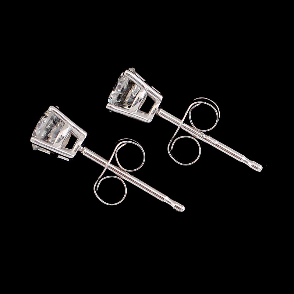 ÖRHÄNGEN, 1 par, 14K vitguld, briljantslipade diamanter tot ca 0.50 ct.