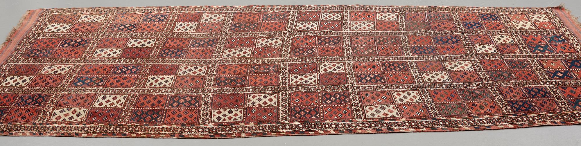 Matta, antik Beshir, ca 285,5-289 x 144,5-164,5 cm (samt kortsidorna med flera cm slätväv i rött och blått).