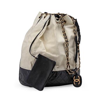 403. CHANEL, a white and blue shoulder bag.