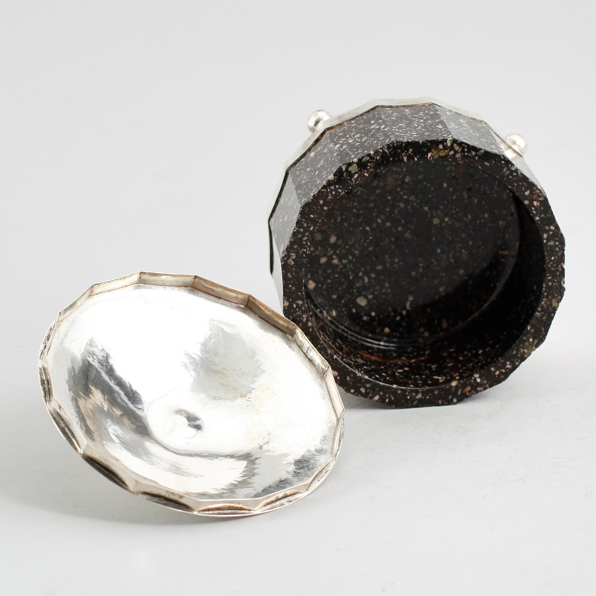 SMÖRASK, silver och Älvdalsporfyr, 1800-/1900-tal.