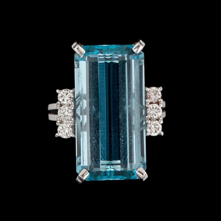 RING med akvamarin ca 14.00 ct, briljantslipade diamanter totalt ca 0.40 ct.