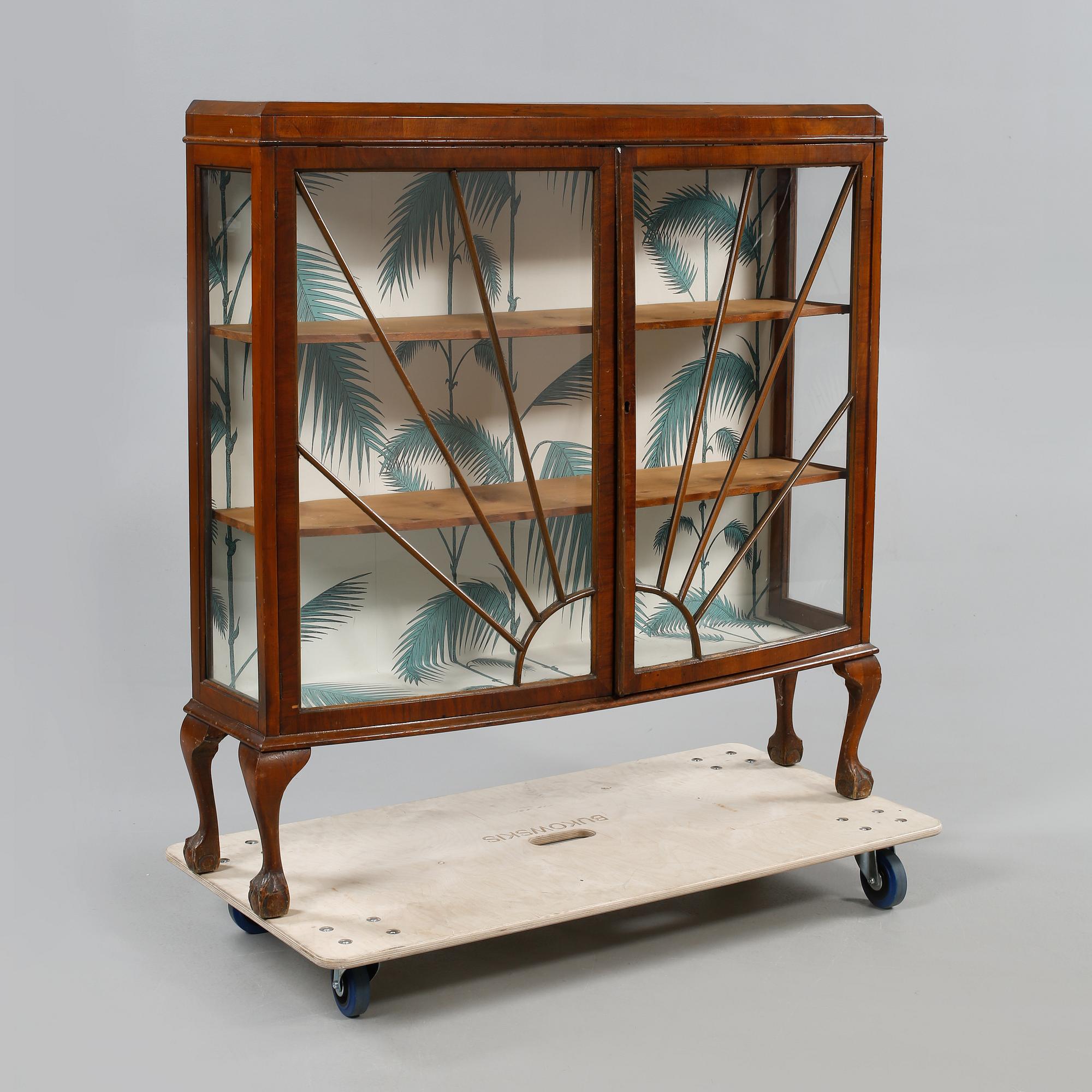 VITRINSKÅP, 1900-talets första hälft.