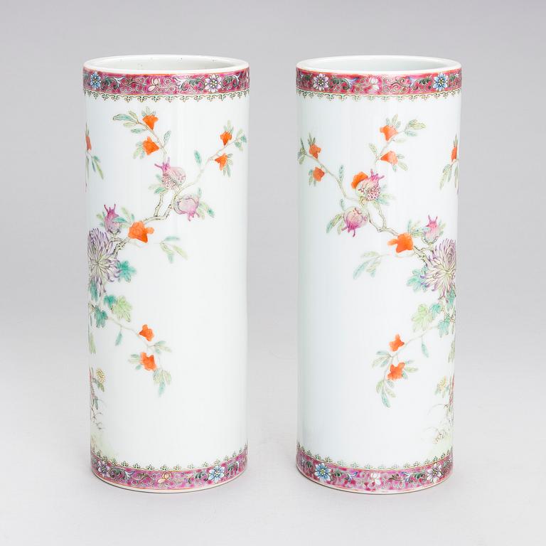 VASER, ett par, porslin, Kina, 1900-tal.