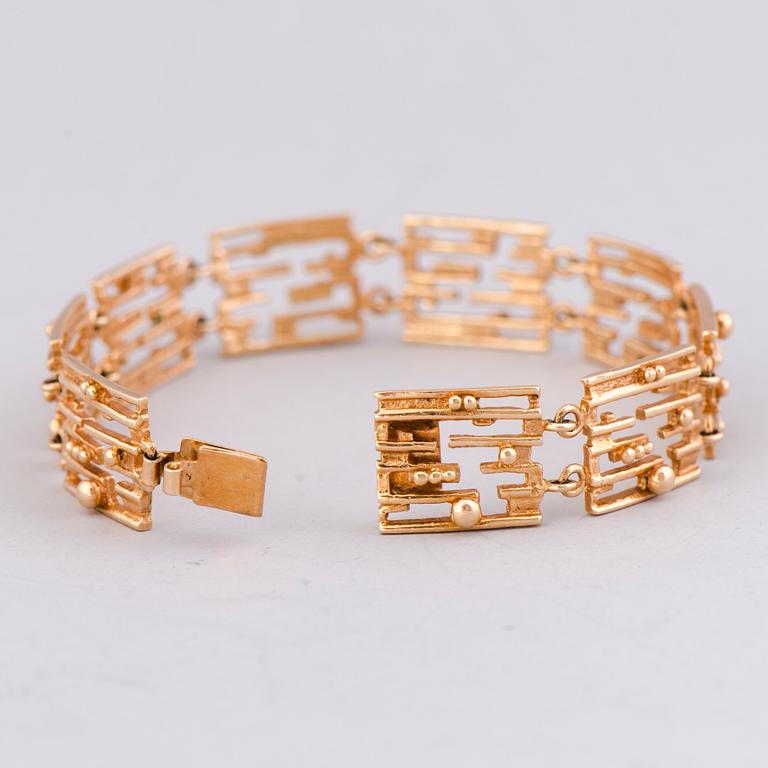 A BRACELET, 14K gold.