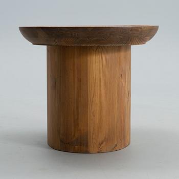 AXEL EINAR HJORTH, A COFFEE TABLE. Utö. For Nordiska Kompaniet (NK). 1930s.
