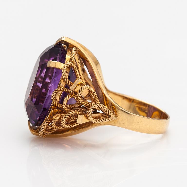 An 18K gold cocktail ring with an amethyst.