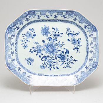 A large blue and white serving dish, Qing dynasty, Qianlong (1736-95).