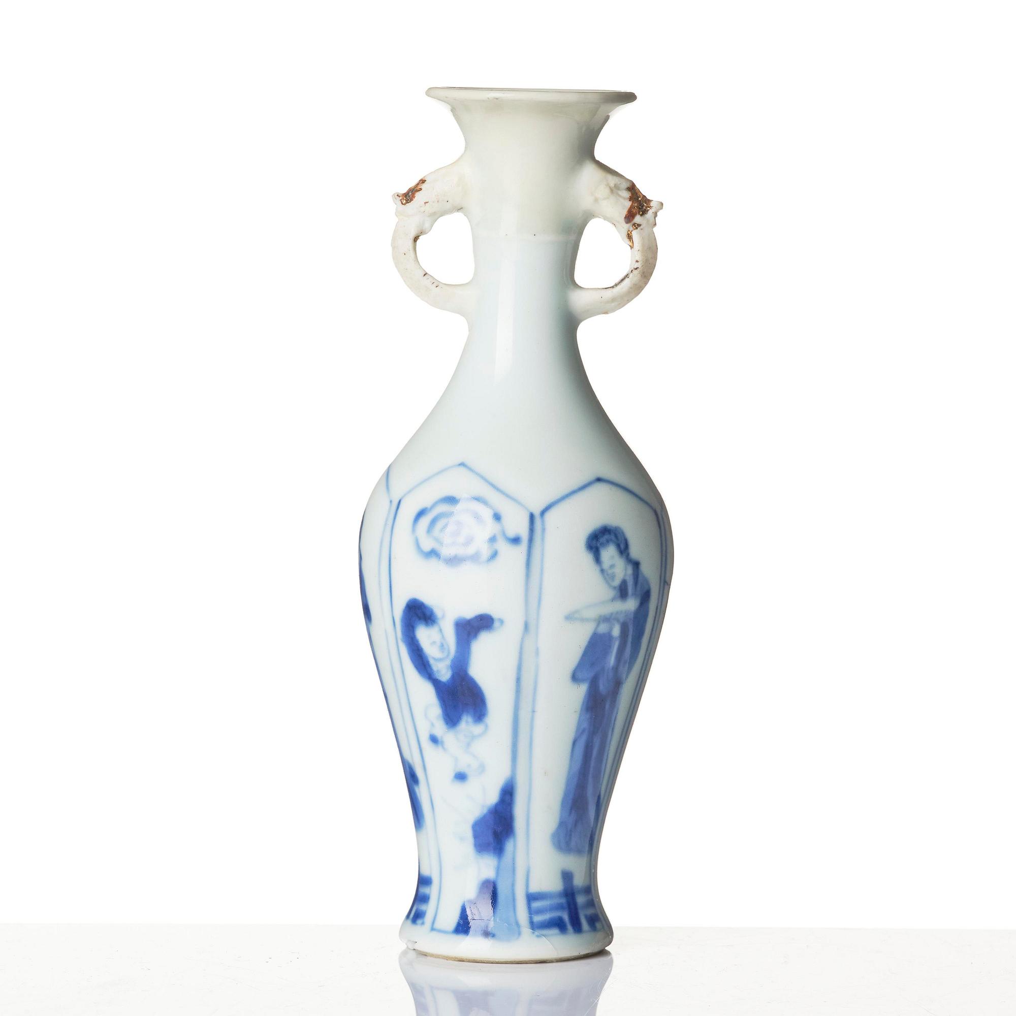 Two blue and white 'lange lisen' vases and a ewer, Qing dynasty, Kangxi (1662-1722).