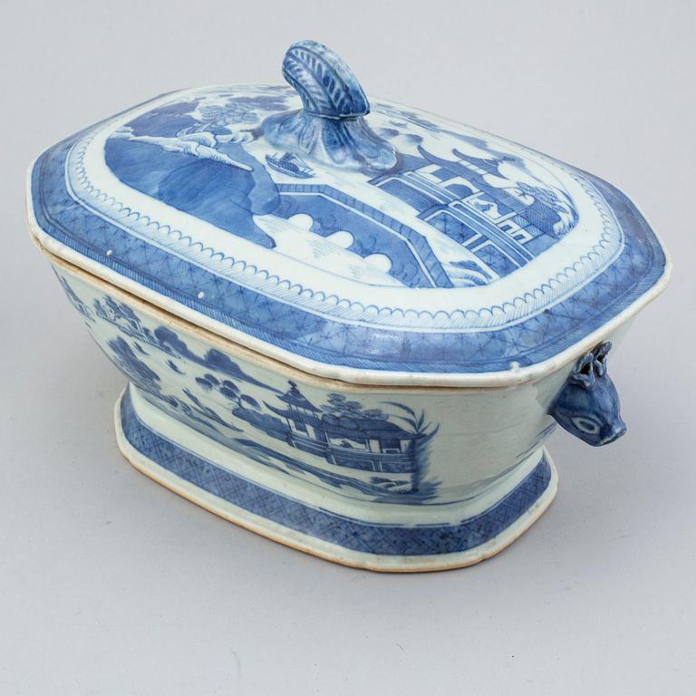 A blue and white tureen with cover, Qing dynasty, Jiaqing and a serving dish, Qianlong (1736-95).