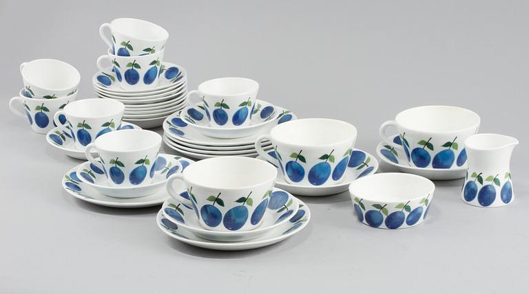 SERVISDELAR, 18 st, benporslin, "Prunus", Stig Lindberg, Gustavsberg, 1962-74.