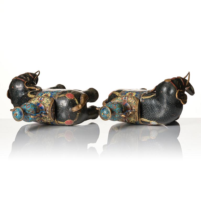 Elefanter, ett par, cloisonné och champleve, Qingdynasti, 17/1800-tal.