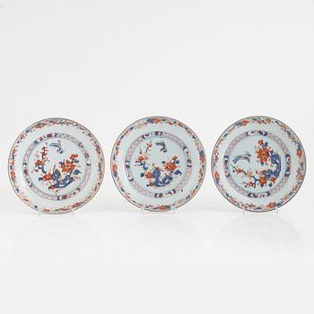Skålfat, tre stycken samt skålar, två stycken, porslin, Kina, Qingdynastin, Qianlong (1736-95).