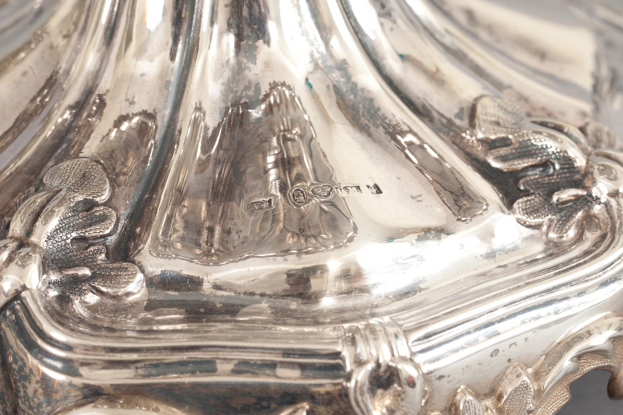 SOCKERSKÅLAR PÅ FOT, ett par. Silver, nyrokoko. Gustaf Möllenborg. Stockholm 1851. Vikt tot ca 1400 g.