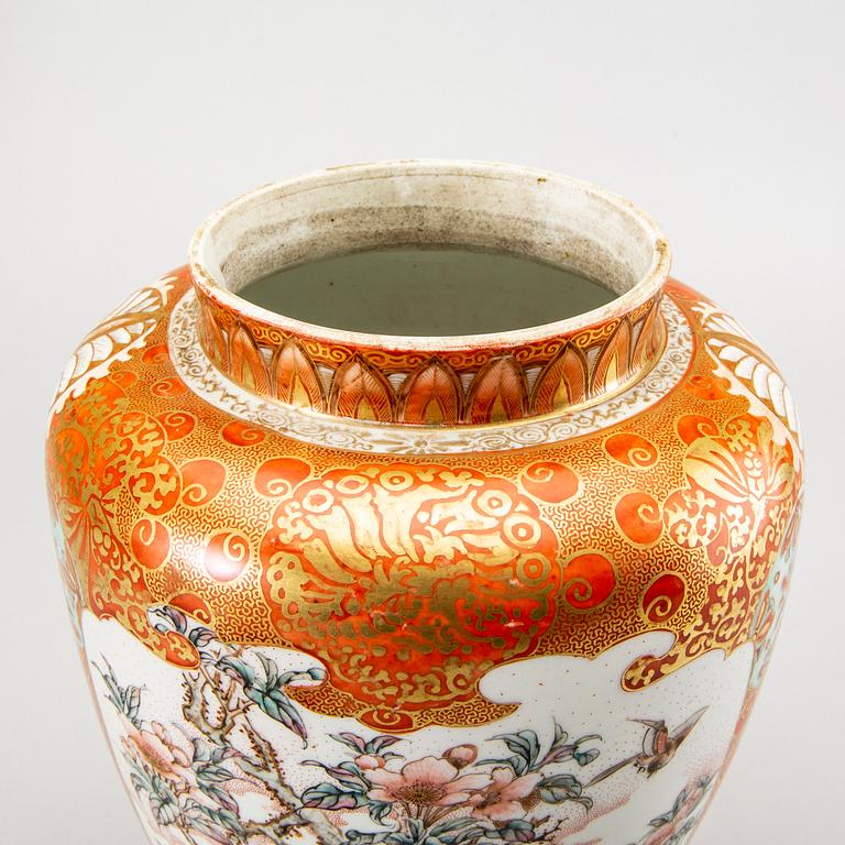A Chinese porcelain urn around 1900.