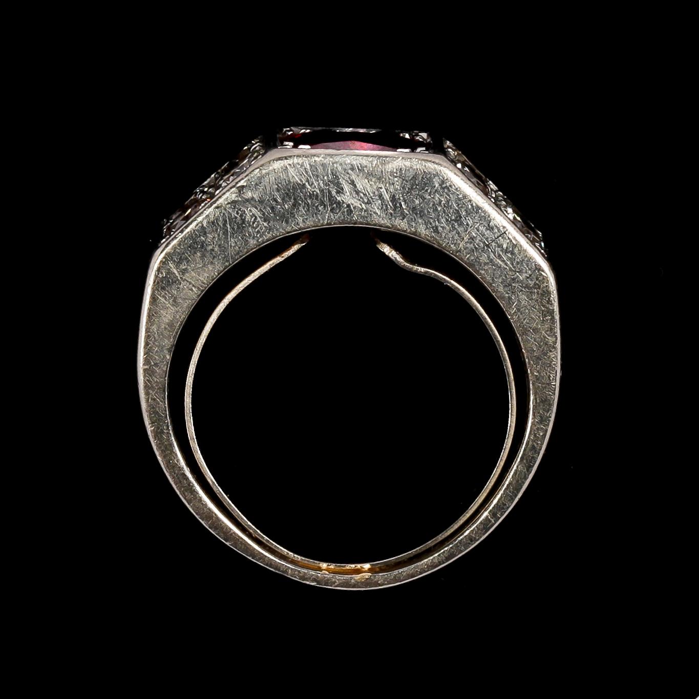 RING, ruby set with brilliant cut diamonds, tot. app. 1 cts.