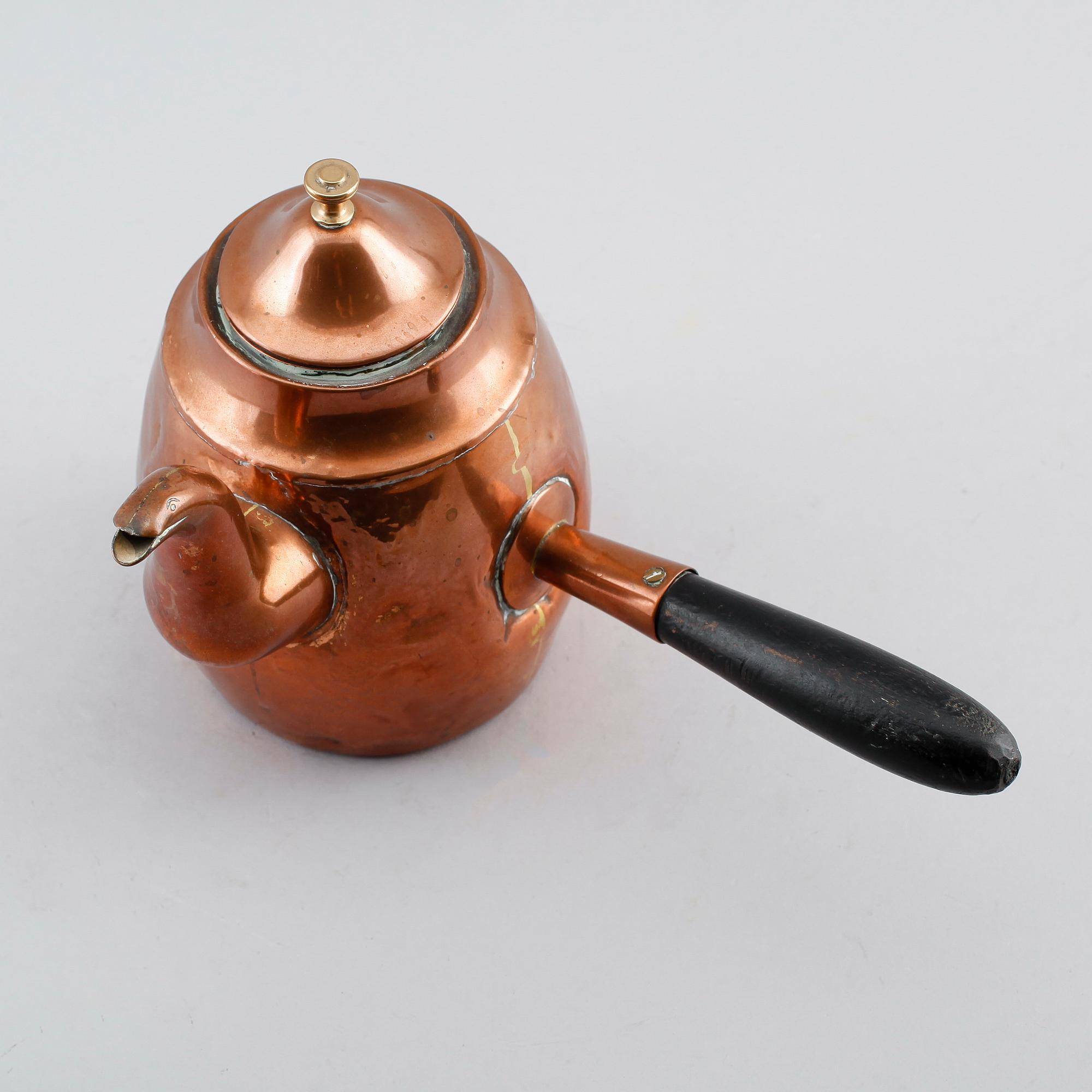 KITTEL MED LOCK samt SKOPA, KAFFEKANNA, koppar, omkring år 1900.