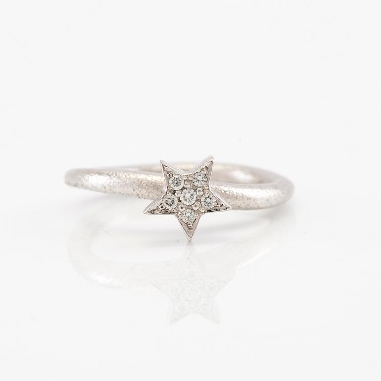 Ole Lynggaard, Ring "Love" 18K vitguld, design Charlotte Lynggaard.