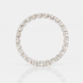 ALLIANSRING, 18K vitguld med briljantslipade diamanter, tot ca 1,65 ct. Total vikt ca 1,58 g.