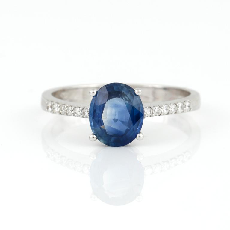 RING, 18K vitguld med ovalslipad safir ca 1,64 ct och briljantslipade diamanter tot ca 0,11 ct. Vikt 2,80 g.