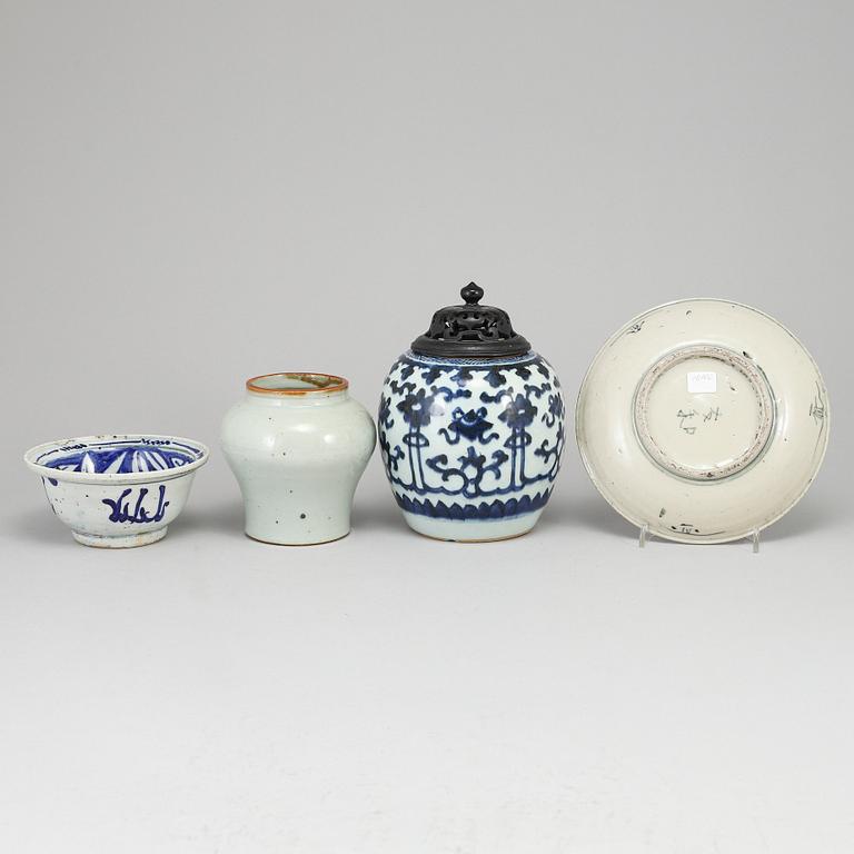 A blue and white bowl, two jars and dish. Qing dynasty and 20th Century.