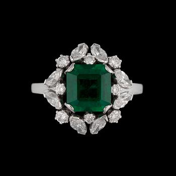 1114. RING, trappslipad smaragd ca 2.30 ct, navett och briljantslipade diamanter, ca 1.10 ct.