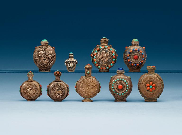 A set of nine Tibethan snuff bottles with stoppers, ca 1900.