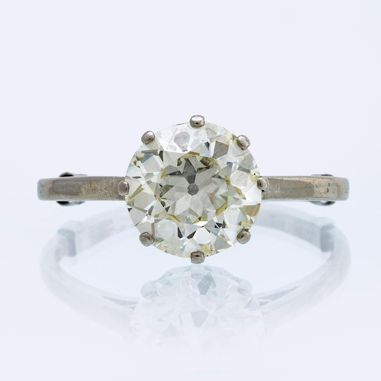 Diamond ring, platinum 1 old-cut diamond approx 2,5 ct L-M VS, W A Blin Stockholm 1945, size 58.