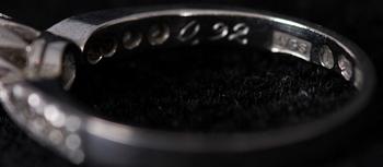 RING, vitguld samt totalt 9 briljantslipade diamanter. Enl inskrip 0.92 ct.
