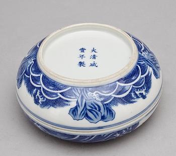 PARTI PORSLIN, 4 delar samt FIGURIN, nefrit, Kina 1900-tal.