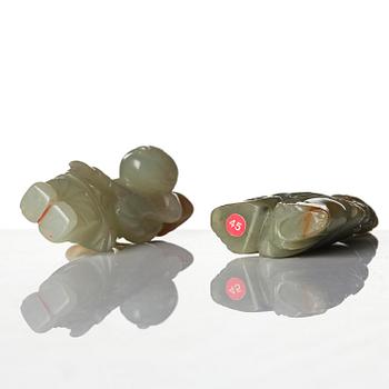 Figuriner, två stycken, jade. Sen Qingdynasti.