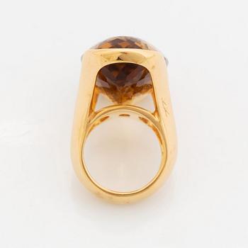 Tina Karlsson ring 18K guld med en oval fasettslipad citrin.