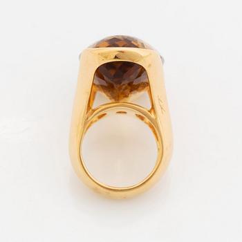 A Tina Karlsson ring in 18K gold set with an oval faceted citrine.