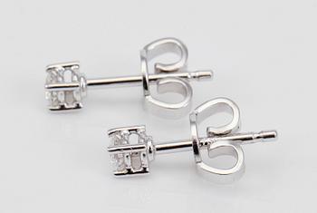 ÖRHÄNGEN, 1 par, solitära briljantslipade diamanter totalt ca 0.20 ct.