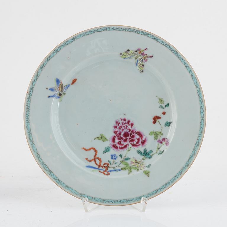 A Chinese export porcelain plate, a dessert dish and a cup, Qing dynasty, Kangxi (1662-1722) and Qianlong (1736-95).