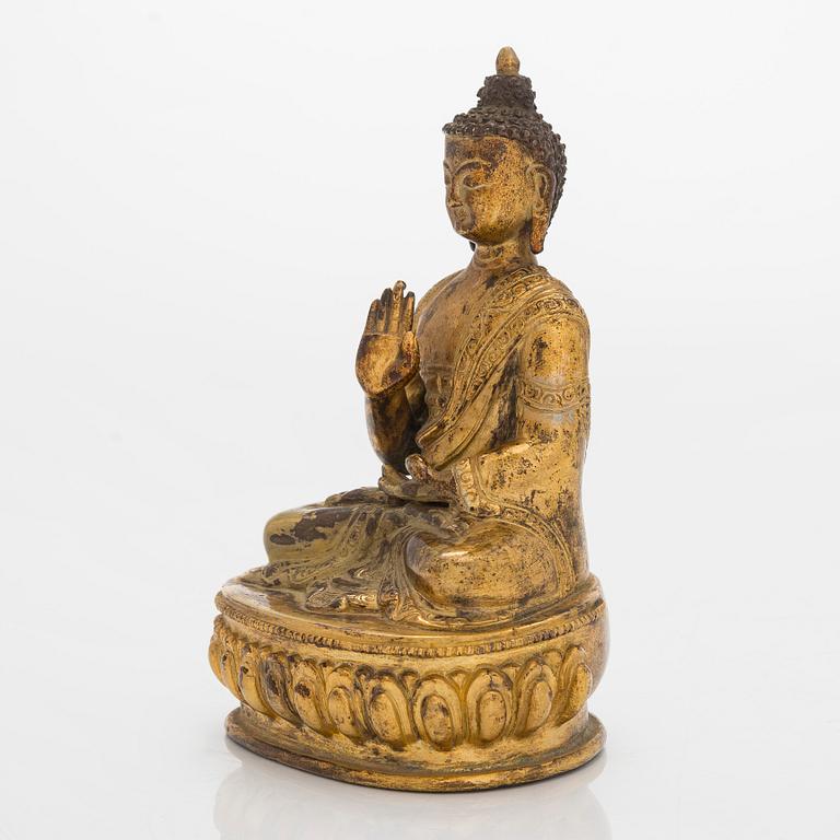 Veistos, buddha, kullattua metallia, 1900-luku.