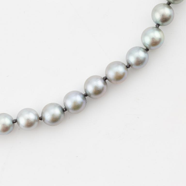 Pearl necklace, cultured pearls, clasp in 18K gold with mabe pearl and a small diamond.