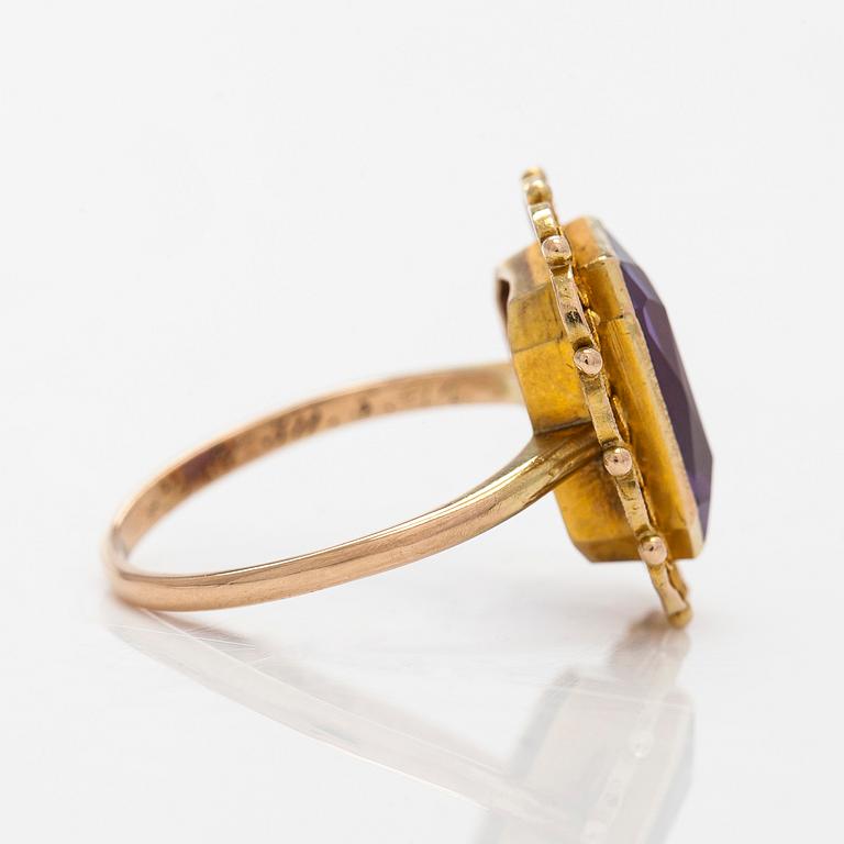 Ring, fasettslipad syntetisk safir, 14K guld.