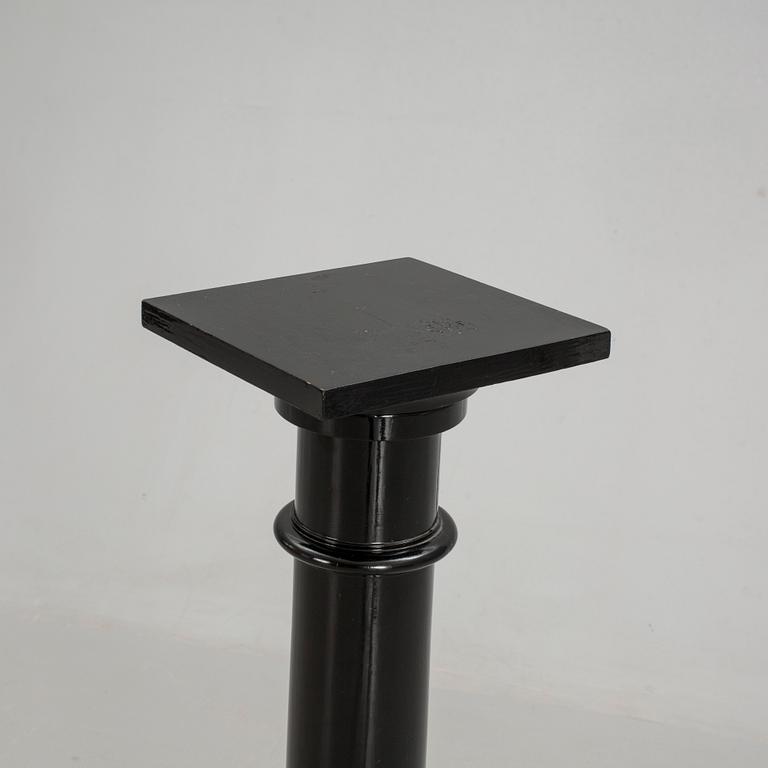 PIEDESTAL, 1900-tal.