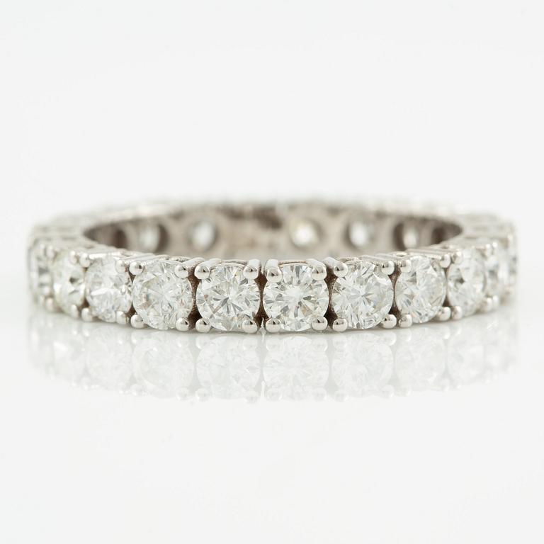 Ring full eternity 18K gold with round brilliant-cut diamonds.