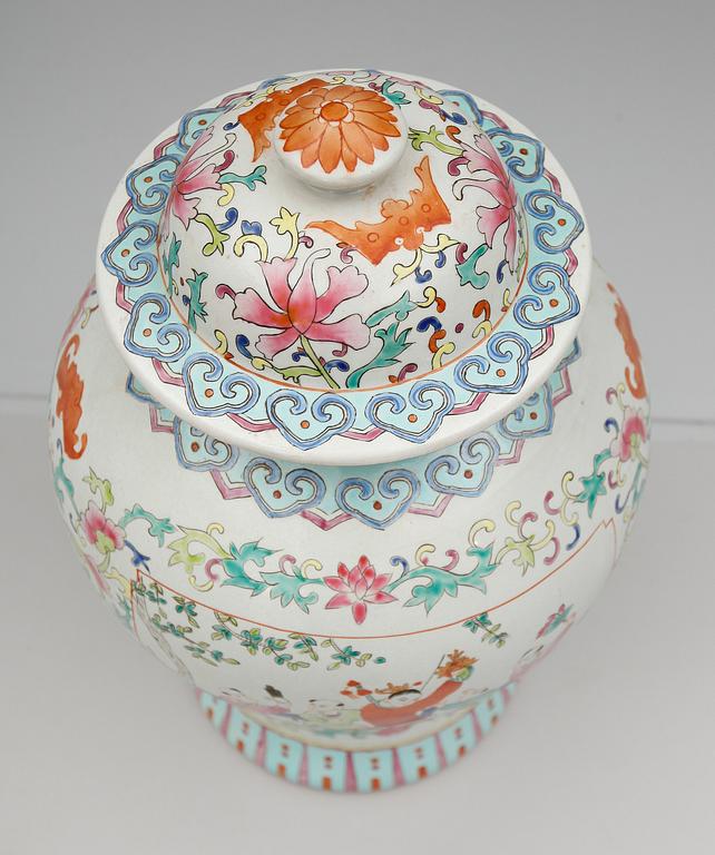 A CHINESE PORCELAIN URN AND COVER, 20th century.