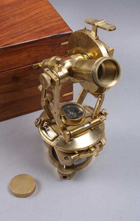 LANTMÄTARE INSTRUMENT MED SCHATULL, mässing, 1900-tal.