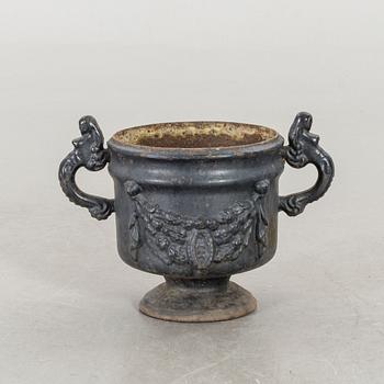 TRÄDGÅRDSURNA / YTTERFODER, gjutjärn, 1900-talets första hälft.