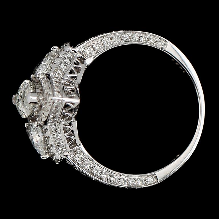 RING, 18K vitguld, diamanter tot ca 2.09 ct.