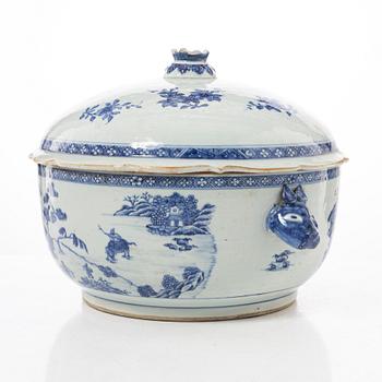 A large blue and white tureen, Qing dynasty, Qianlong (1736-95).
