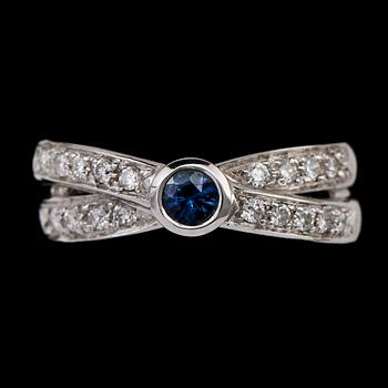 RING, 18k vitguld med fasettslipad blå safir samt 18 briljantslipade diamanter, tot 0.32 ct, Gemma AB. Vikt 6 g.