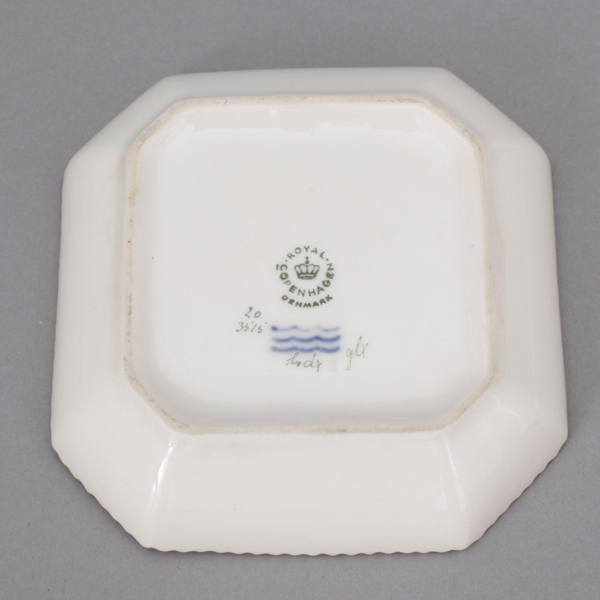 CREMEKOPPAR MED FAT, ett par, porslin, "Flora Danica", Royal Copenhagen.