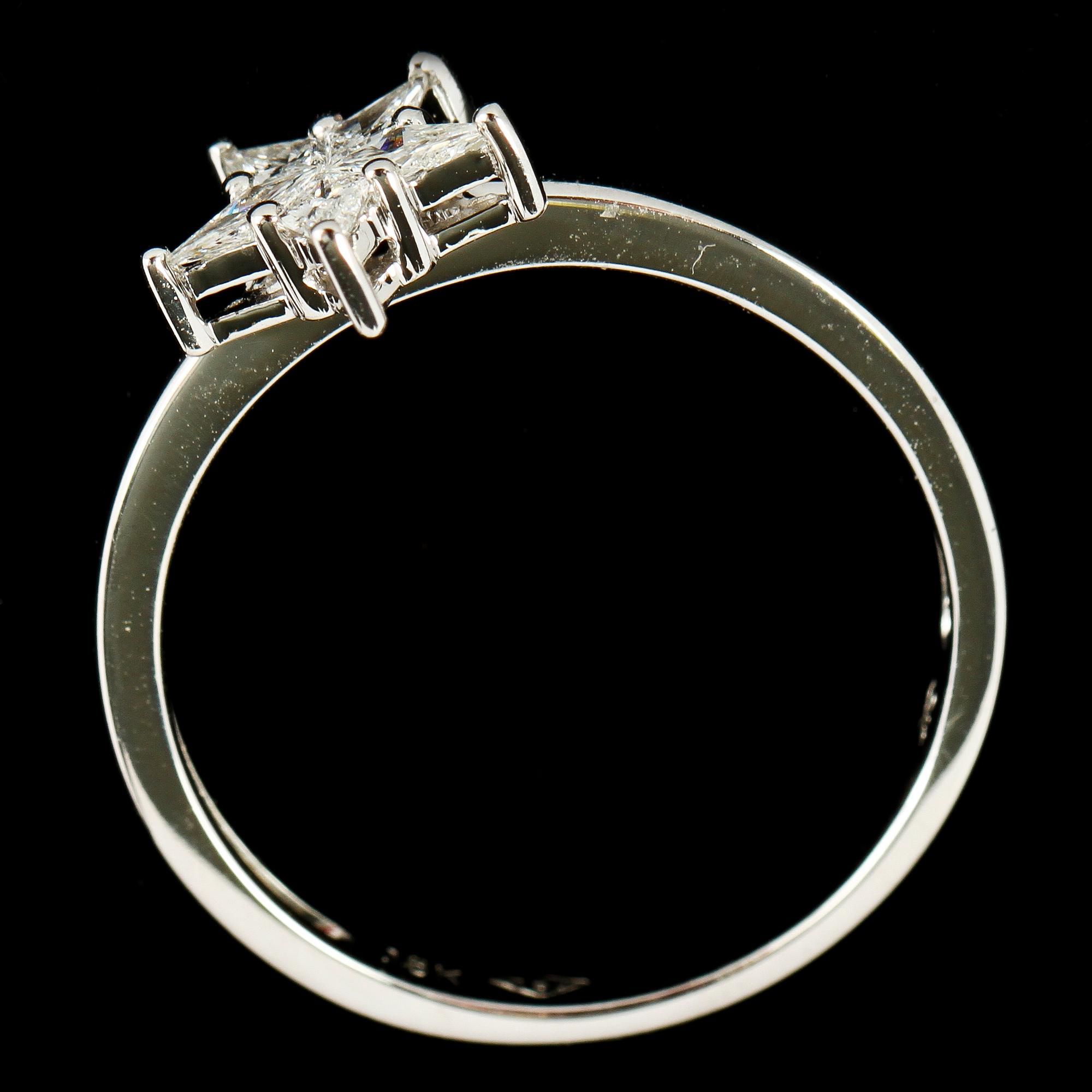 RING, 18k vitguld med 5 fasettslipade diamanter, tot 1.95 ct. Tot vikt 3 g.
